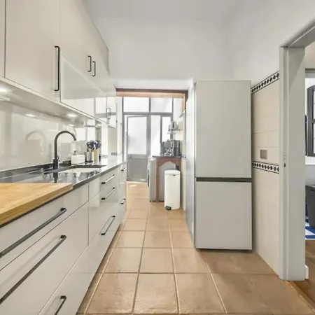 T2 Renovado Com Terraco Em Arroios Апартаменты