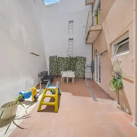 T2 Renovado Com Terraco Em Arroios Лиссабон