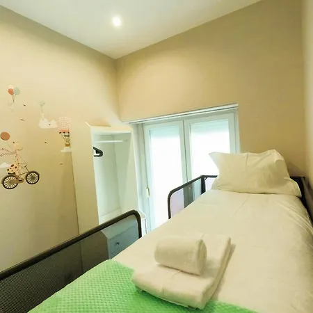 T2 Renovado Com Terraco Em Arroios Lisbona